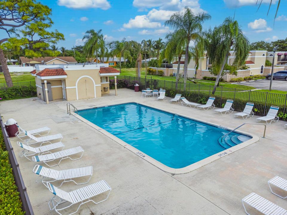 合同活跃: $325,000 (3 贝兹, 3 浴室, 1326 平方英尺)