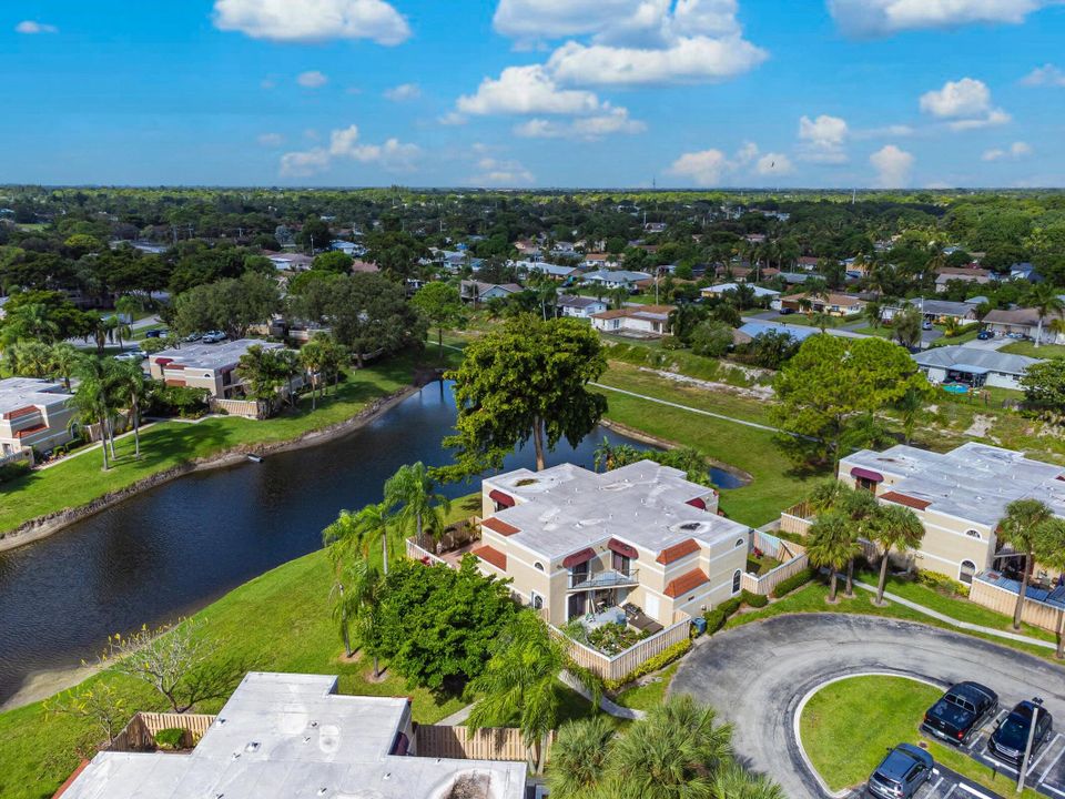 合同活跃: $325,000 (3 贝兹, 3 浴室, 1326 平方英尺)