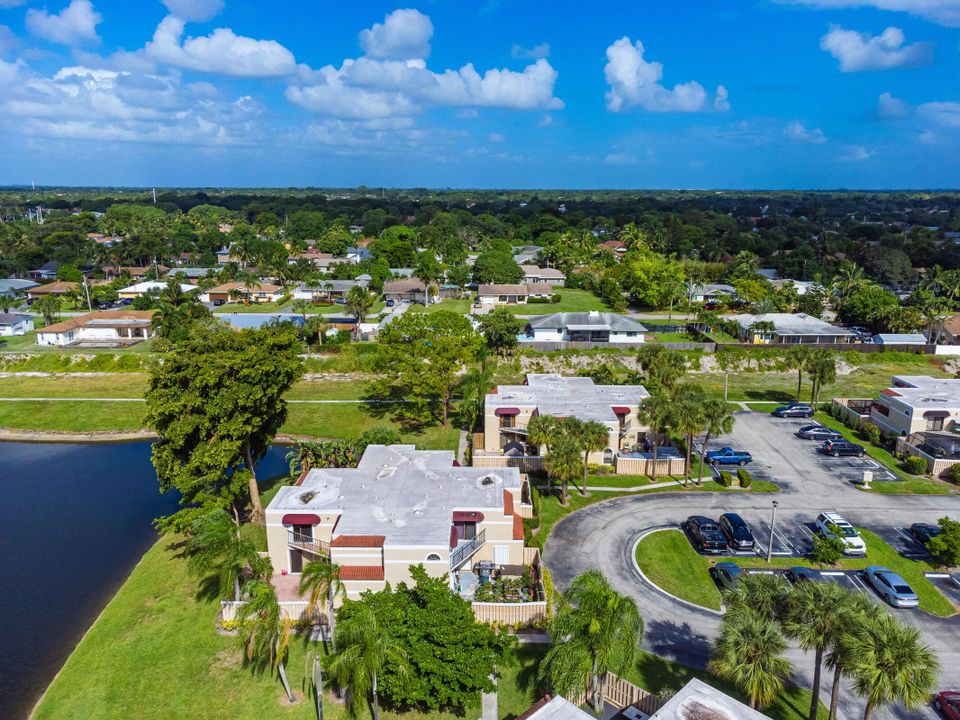 合同活跃: $325,000 (3 贝兹, 3 浴室, 1326 平方英尺)