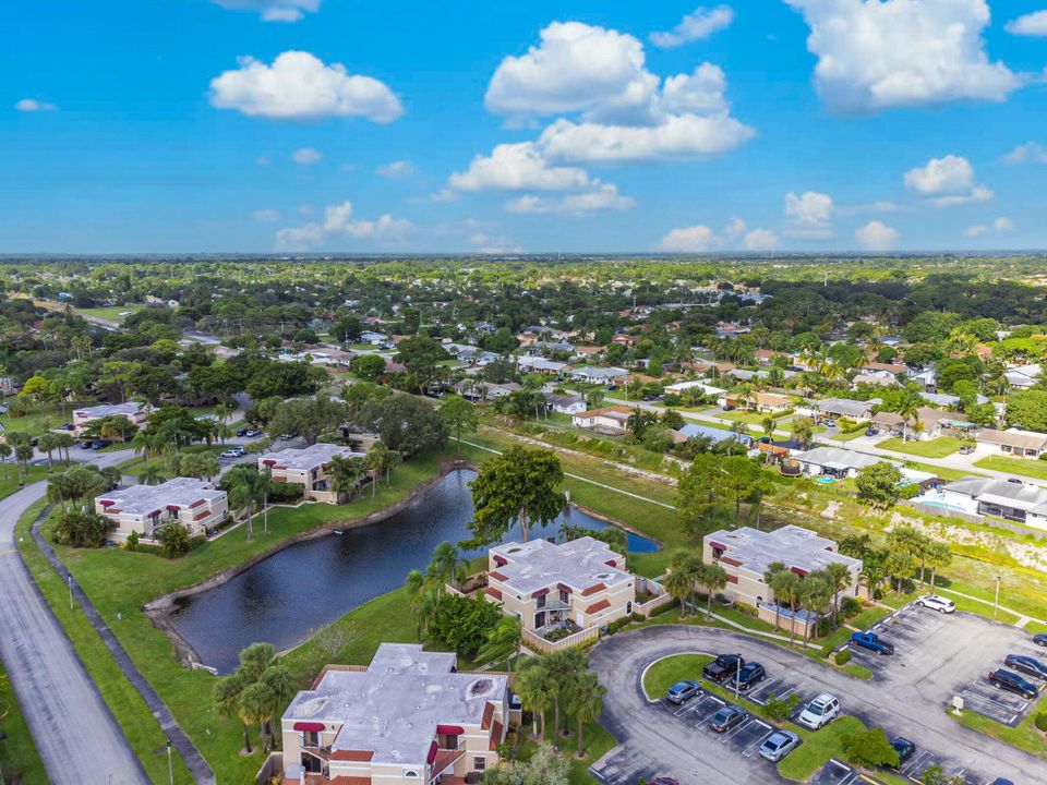 合同活跃: $325,000 (3 贝兹, 3 浴室, 1326 平方英尺)