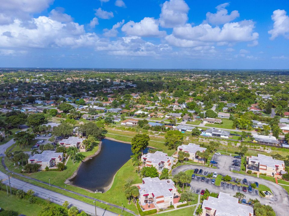 合同活跃: $325,000 (3 贝兹, 3 浴室, 1326 平方英尺)