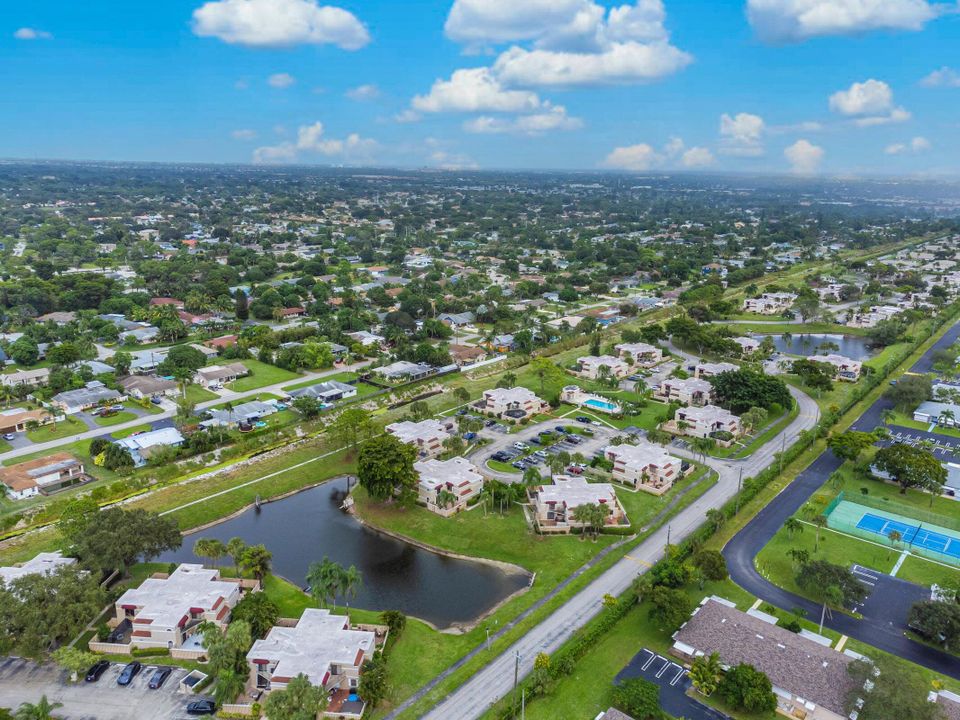 合同活跃: $325,000 (3 贝兹, 3 浴室, 1326 平方英尺)