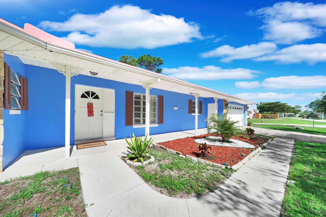 For Sale: $300,000 (3 beds, 2 baths, 1729 Square Feet)