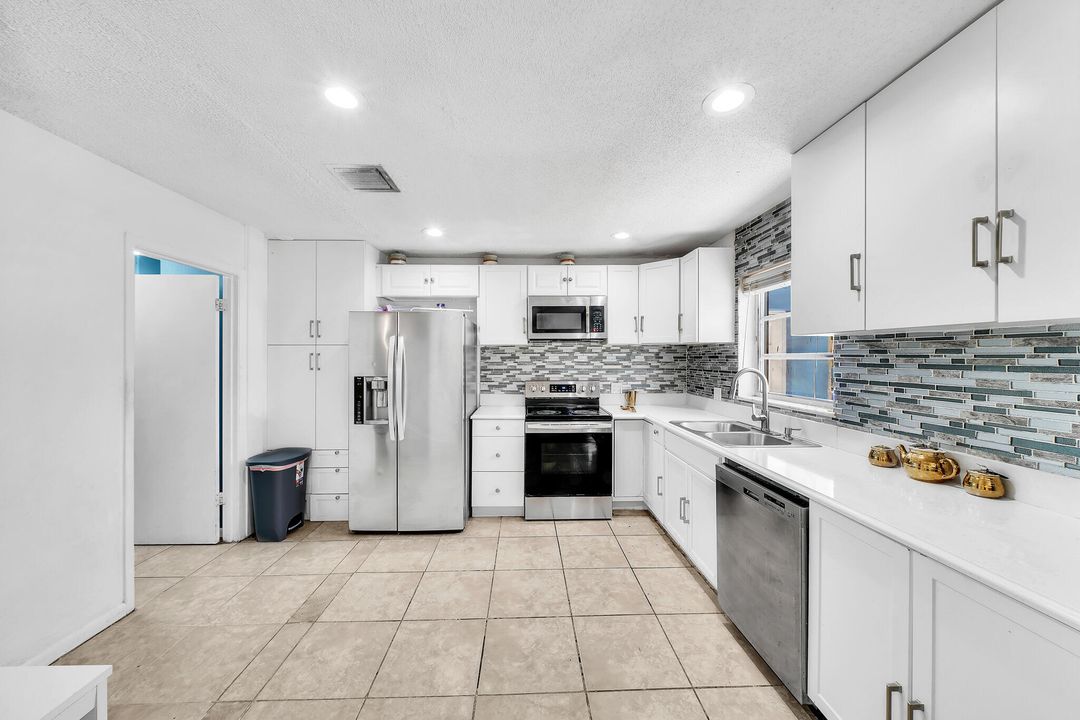 For Sale: $300,000 (3 beds, 2 baths, 1729 Square Feet)