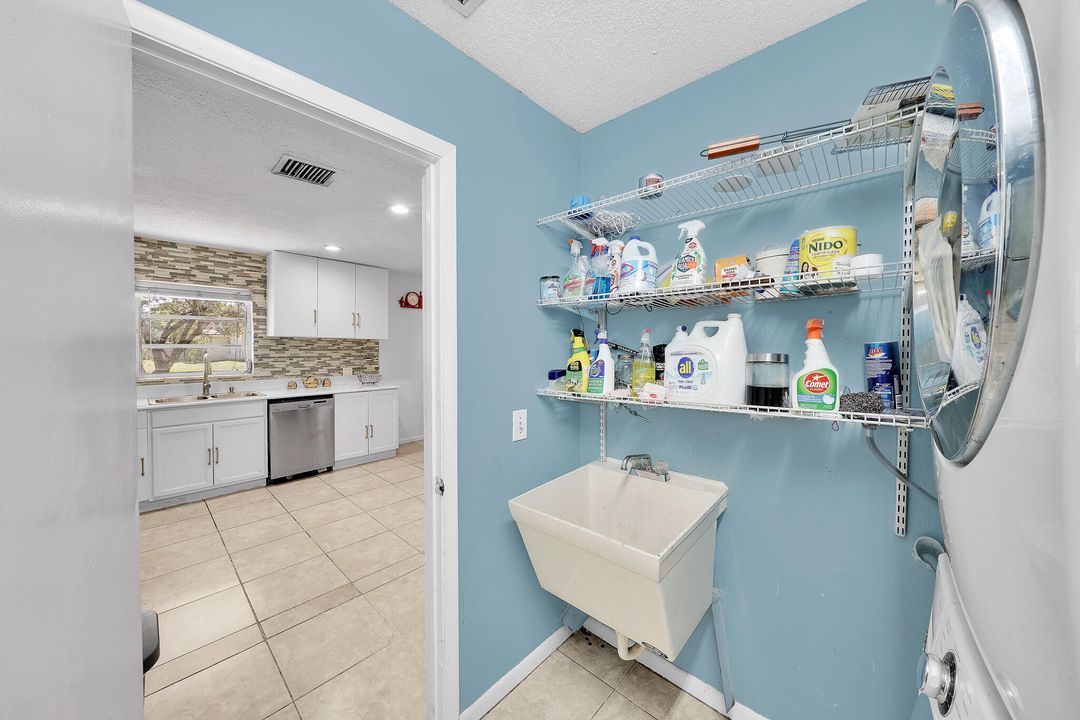 For Sale: $300,000 (3 beds, 2 baths, 1729 Square Feet)