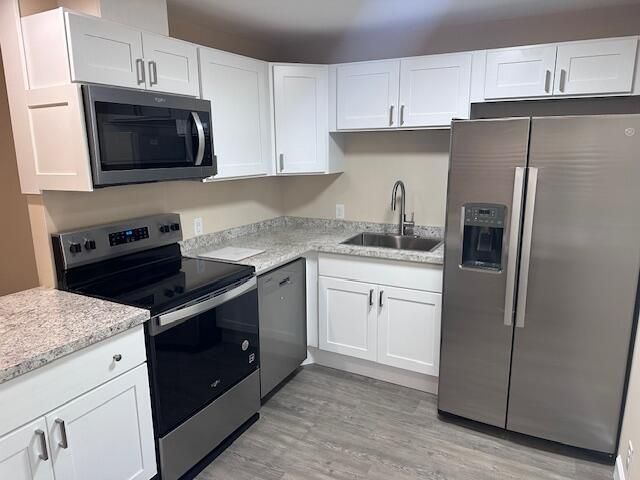 合同活跃: $2,400 (3 贝兹, 2 浴室, 1000 平方英尺)