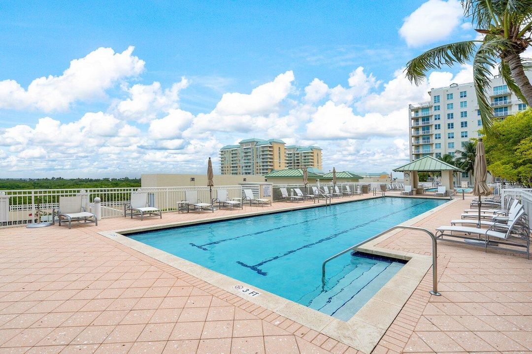 For Sale: $429,000 (2 beds, 2 baths, 1085 Square Feet)