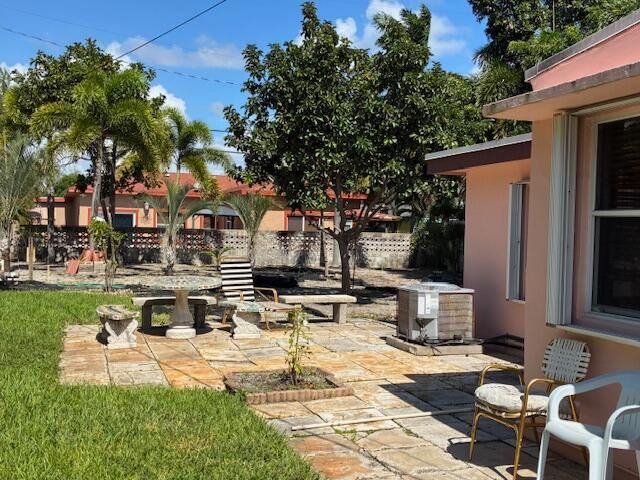 合同活跃: $728,000 (4 贝兹, 2 浴室, 1690 平方英尺)