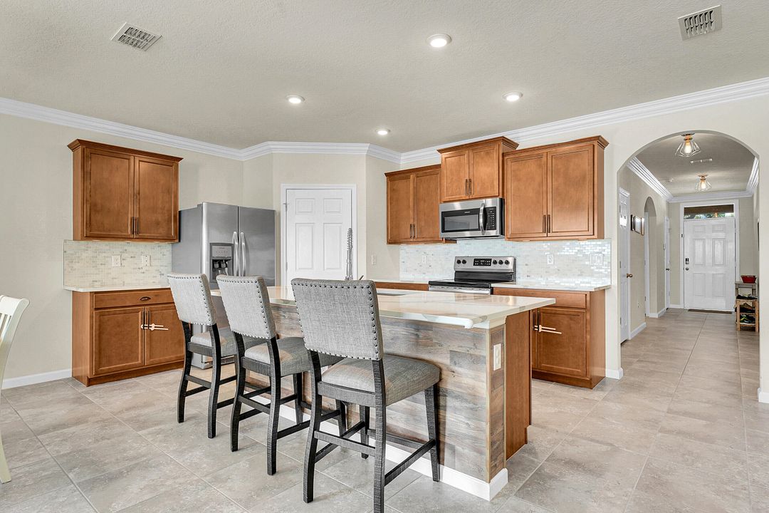 На продажу: $410,000 (4 спален, 2 ванн, 1846 Квадратных фут)