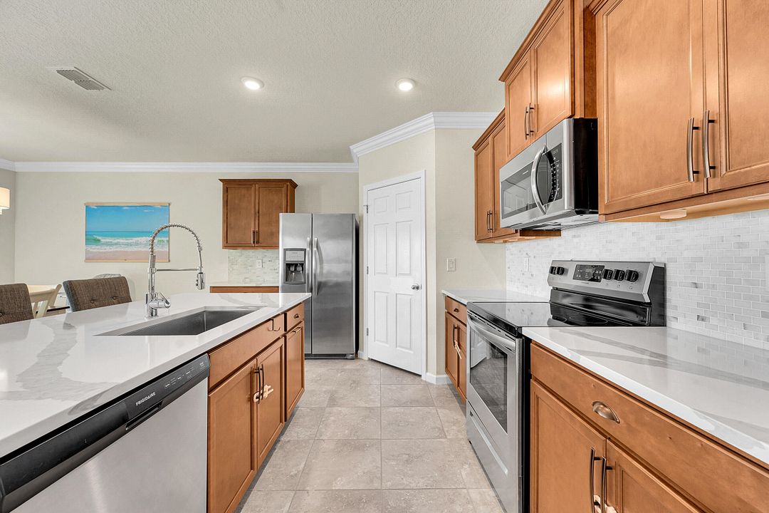 На продажу: $410,000 (4 спален, 2 ванн, 1846 Квадратных фут)