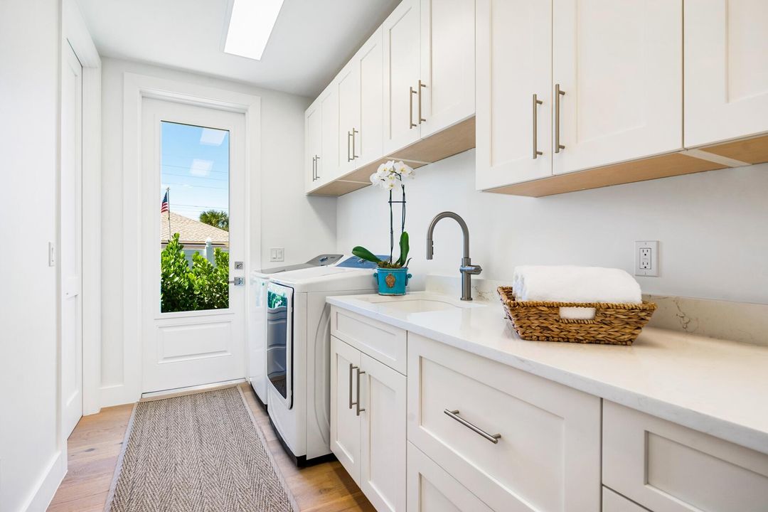 For Sale: $2,695,000 (3 beds, 3 baths, 2834 Square Feet)