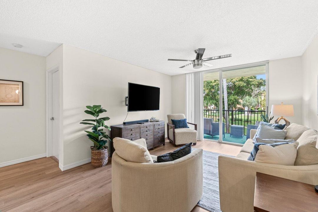 For Sale: $289,900 (2 beds, 2 baths, 1036 Square Feet)