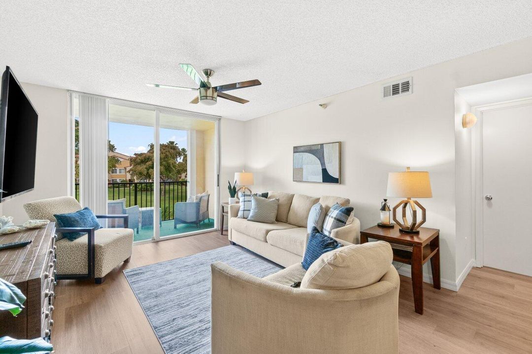 For Sale: $289,900 (2 beds, 2 baths, 1036 Square Feet)