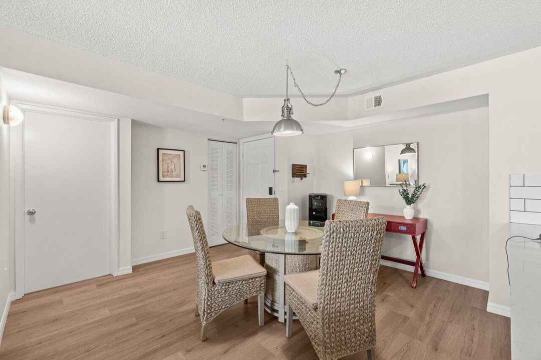 For Sale: $289,900 (2 beds, 2 baths, 1036 Square Feet)