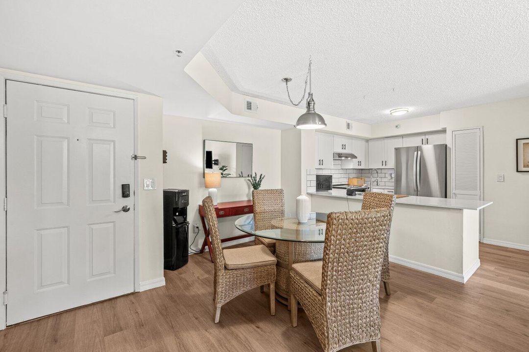 For Sale: $289,900 (2 beds, 2 baths, 1036 Square Feet)