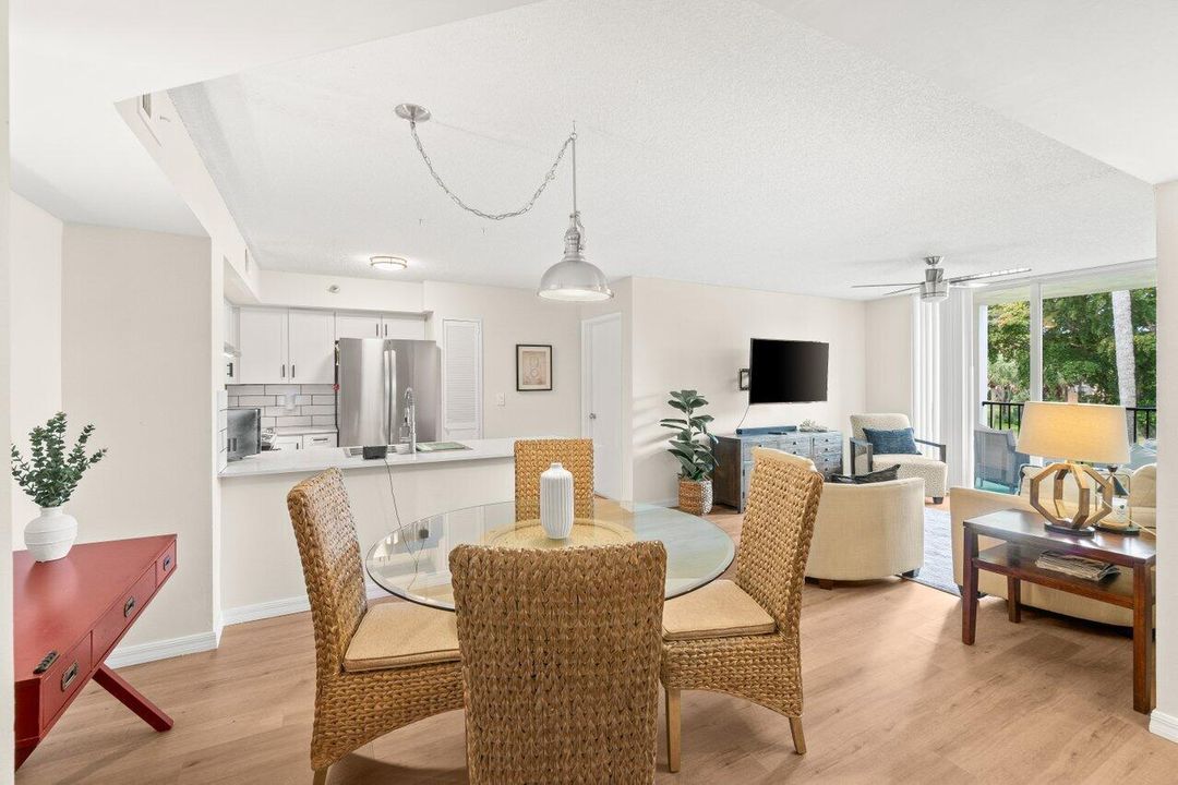 For Sale: $289,900 (2 beds, 2 baths, 1036 Square Feet)