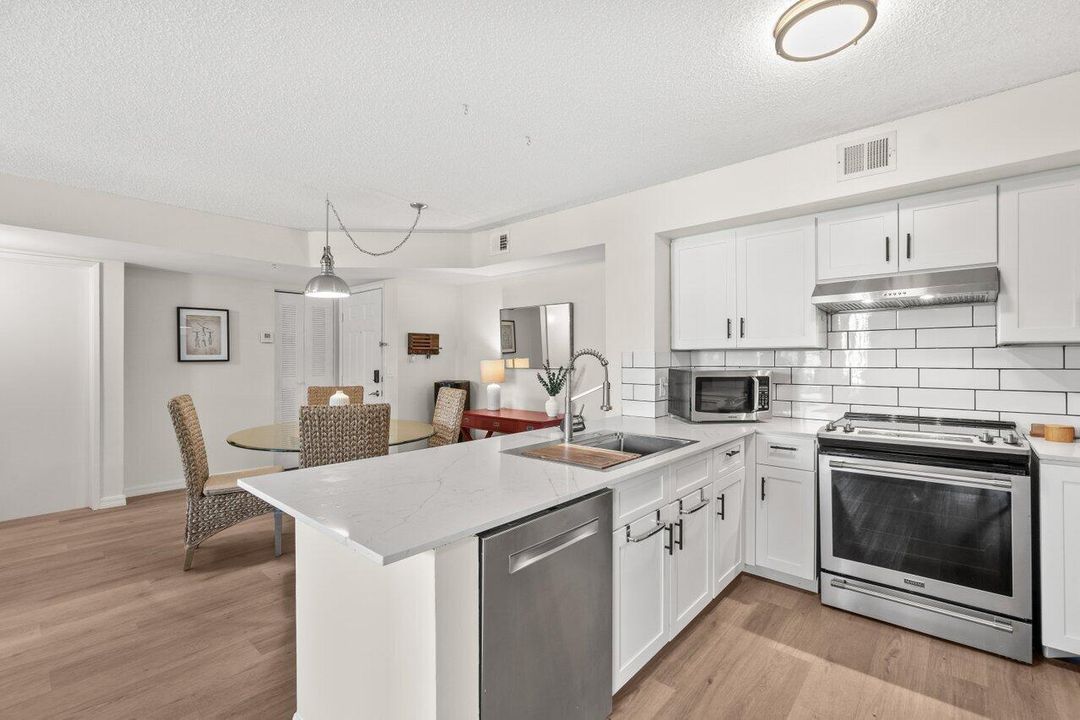 For Sale: $289,900 (2 beds, 2 baths, 1036 Square Feet)