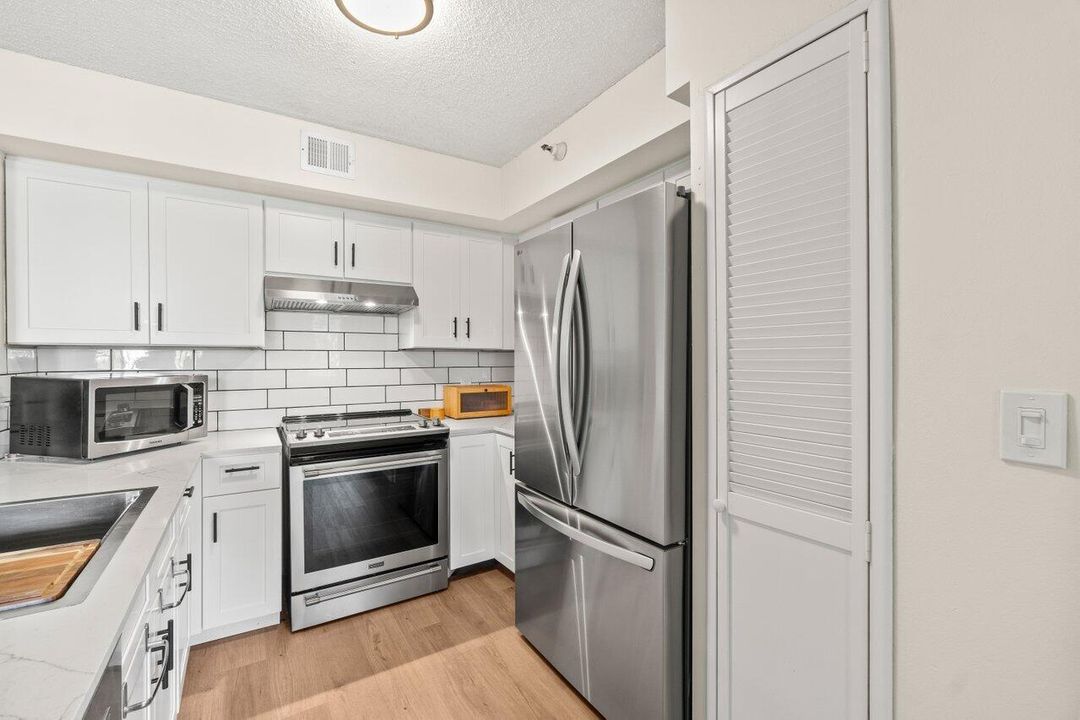 For Sale: $289,900 (2 beds, 2 baths, 1036 Square Feet)