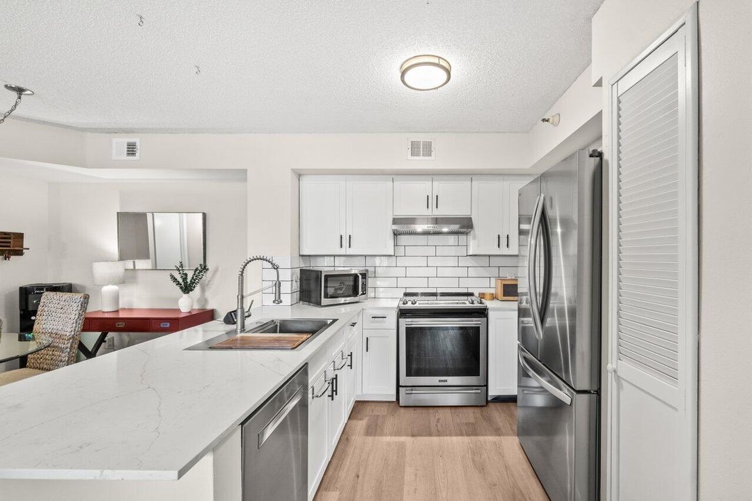 For Sale: $289,900 (2 beds, 2 baths, 1036 Square Feet)