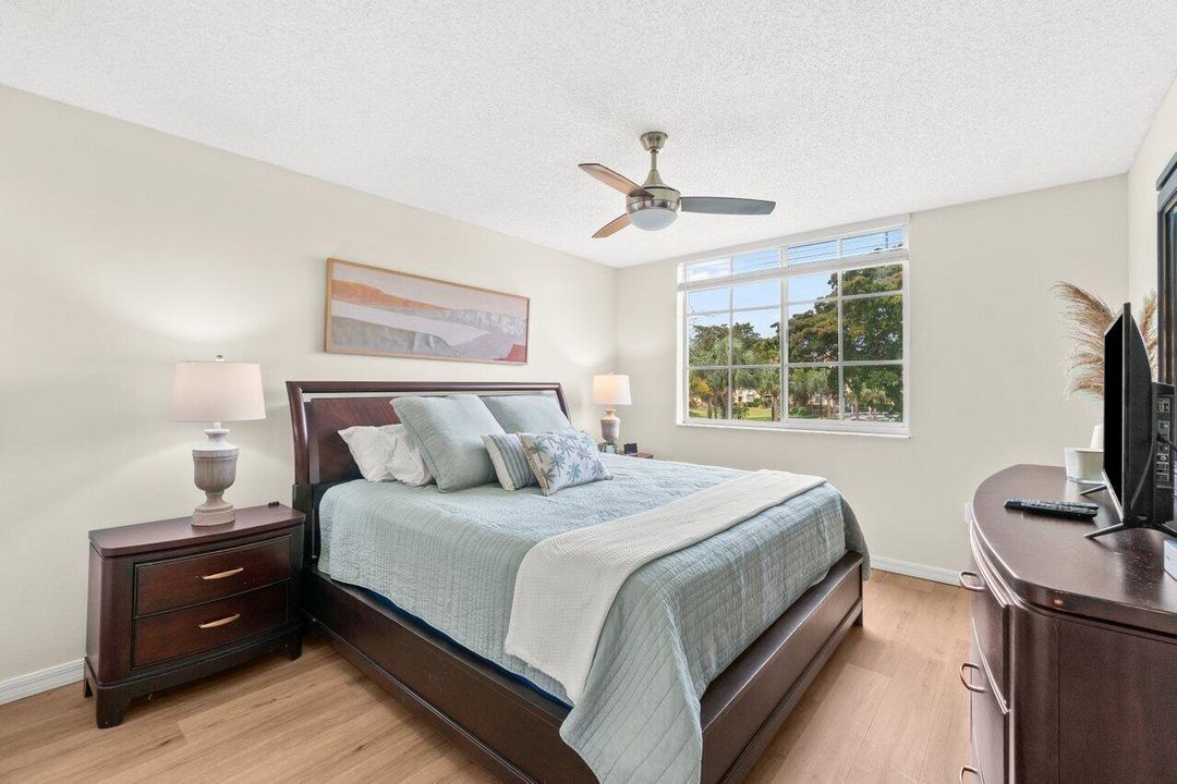 For Sale: $289,900 (2 beds, 2 baths, 1036 Square Feet)