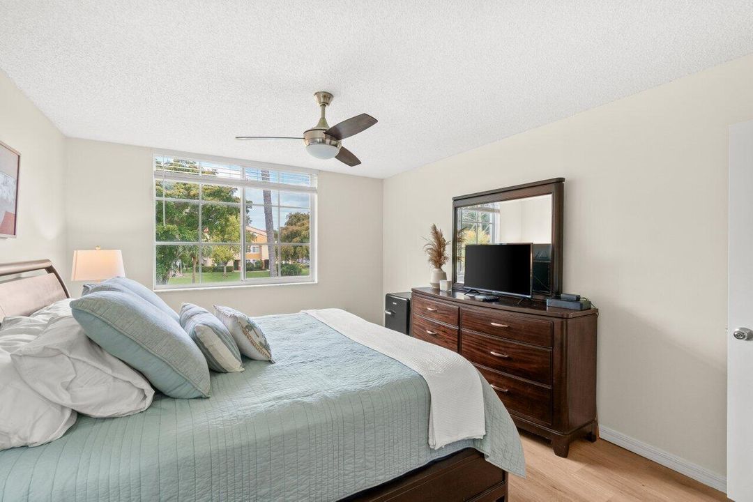 For Sale: $289,900 (2 beds, 2 baths, 1036 Square Feet)