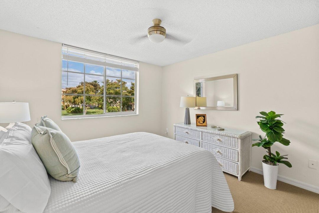 For Sale: $289,900 (2 beds, 2 baths, 1036 Square Feet)