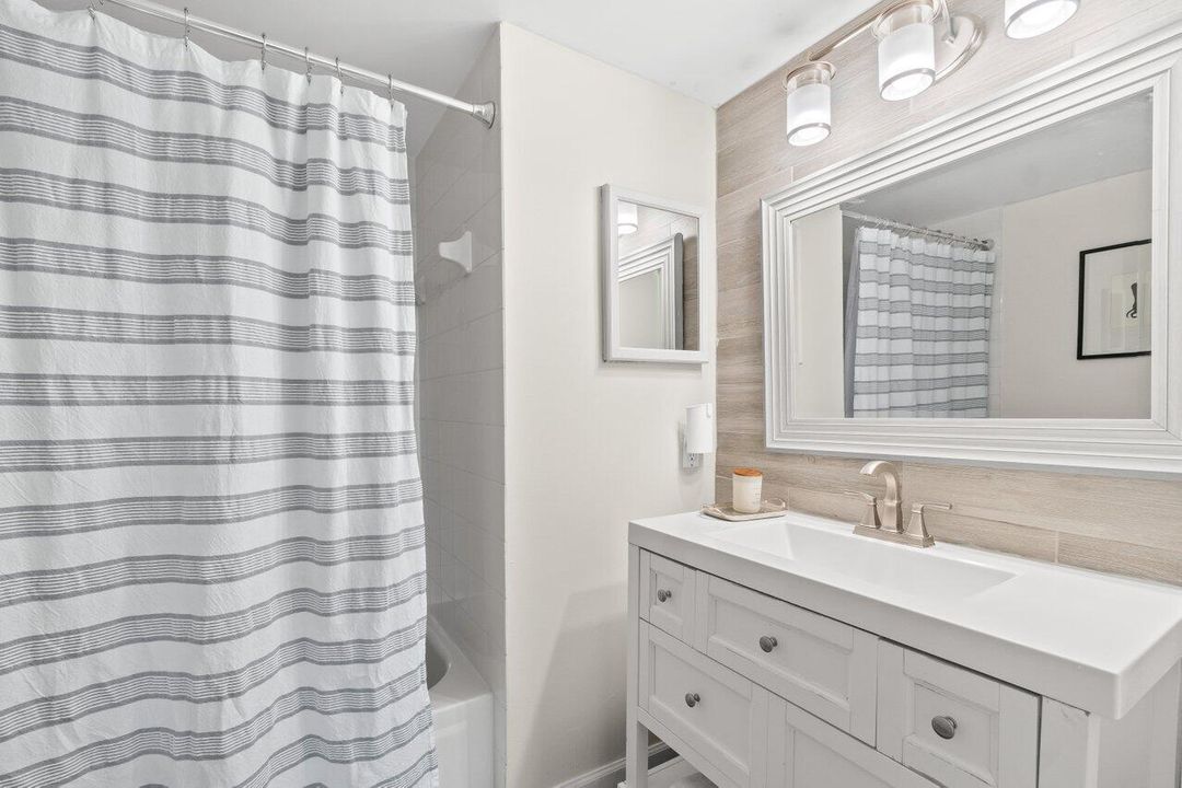 For Sale: $289,900 (2 beds, 2 baths, 1036 Square Feet)