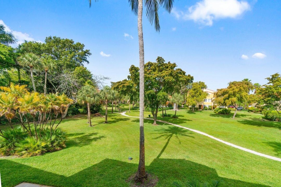 For Sale: $289,900 (2 beds, 2 baths, 1036 Square Feet)