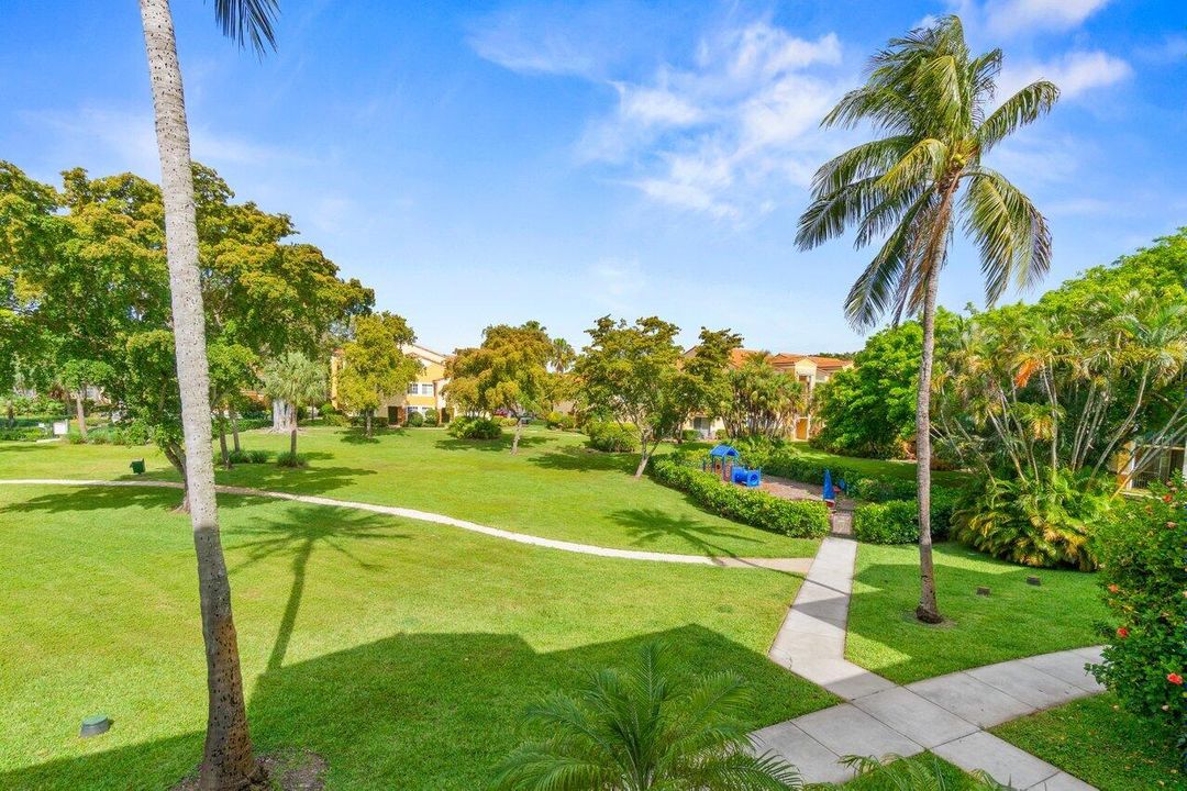 For Sale: $289,900 (2 beds, 2 baths, 1036 Square Feet)