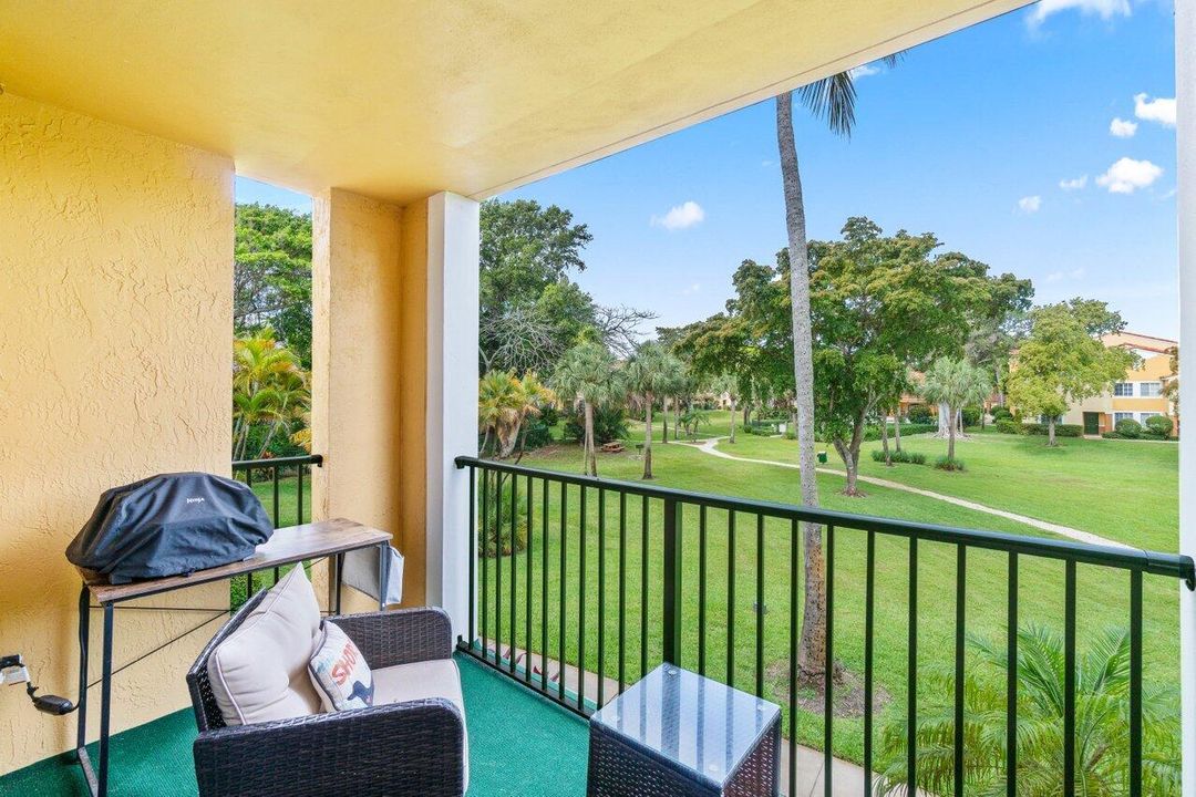 For Sale: $289,900 (2 beds, 2 baths, 1036 Square Feet)