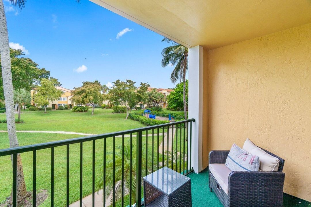 For Sale: $289,900 (2 beds, 2 baths, 1036 Square Feet)