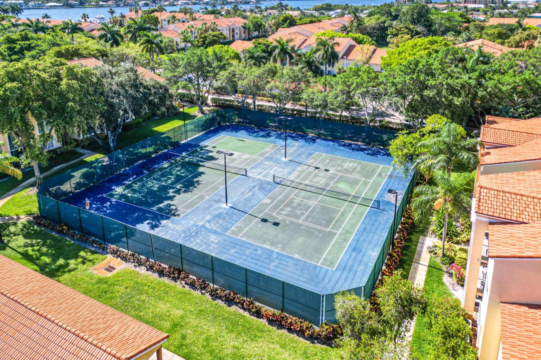 For Sale: $289,900 (2 beds, 2 baths, 1036 Square Feet)