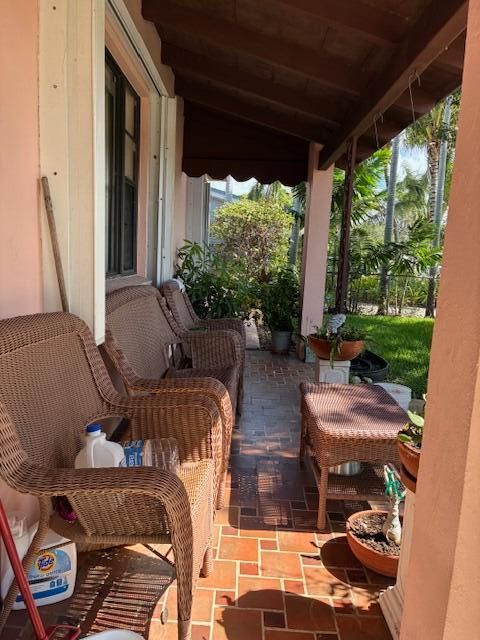 合同活跃: $728,000 (4 贝兹, 2 浴室, 1690 平方英尺)