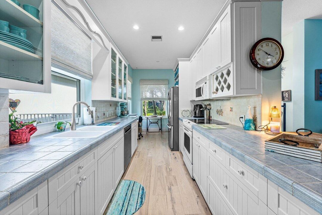 待售: $796,999 (3 贝兹, 2 浴室, 1975 平方英尺)