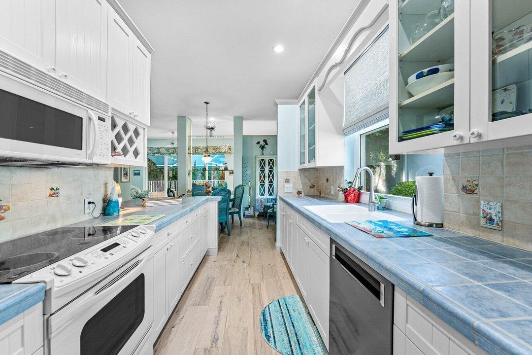 待售: $796,999 (3 贝兹, 2 浴室, 1975 平方英尺)