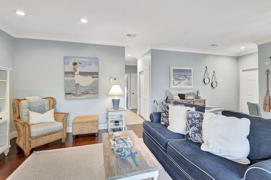 For Sale: $375,500 (2 beds, 2 baths, 1108 Square Feet)