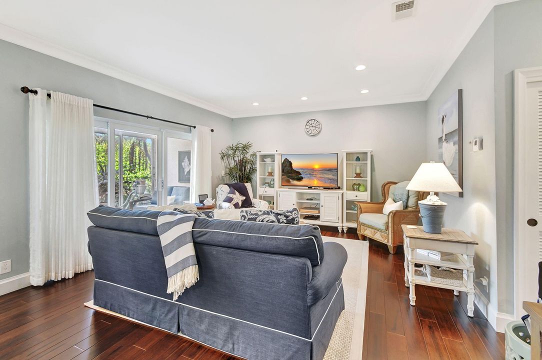 For Sale: $375,500 (2 beds, 2 baths, 1108 Square Feet)