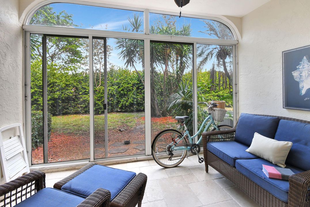 For Sale: $375,500 (2 beds, 2 baths, 1108 Square Feet)