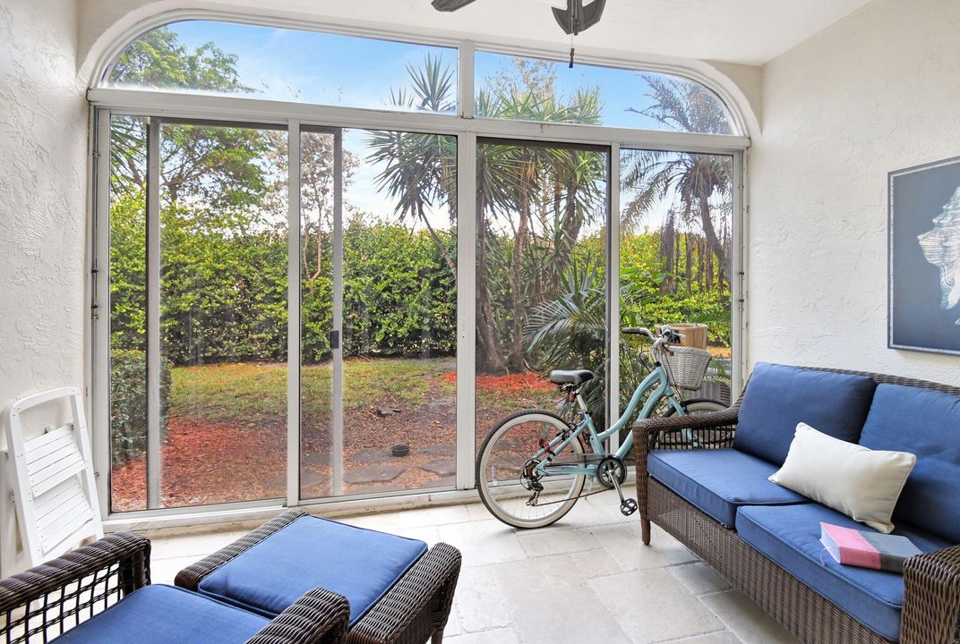 For Sale: $375,500 (2 beds, 2 baths, 1108 Square Feet)