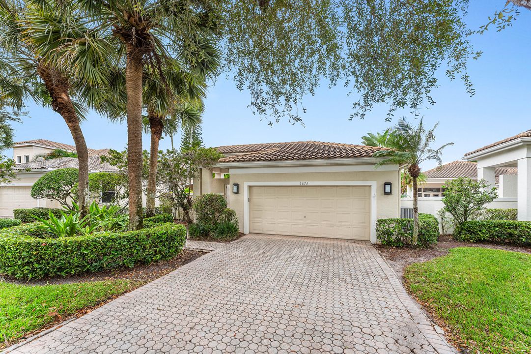 Activo con contrato: $14,000 (3 camas, 2 baños, 2079 Pies cuadrados)