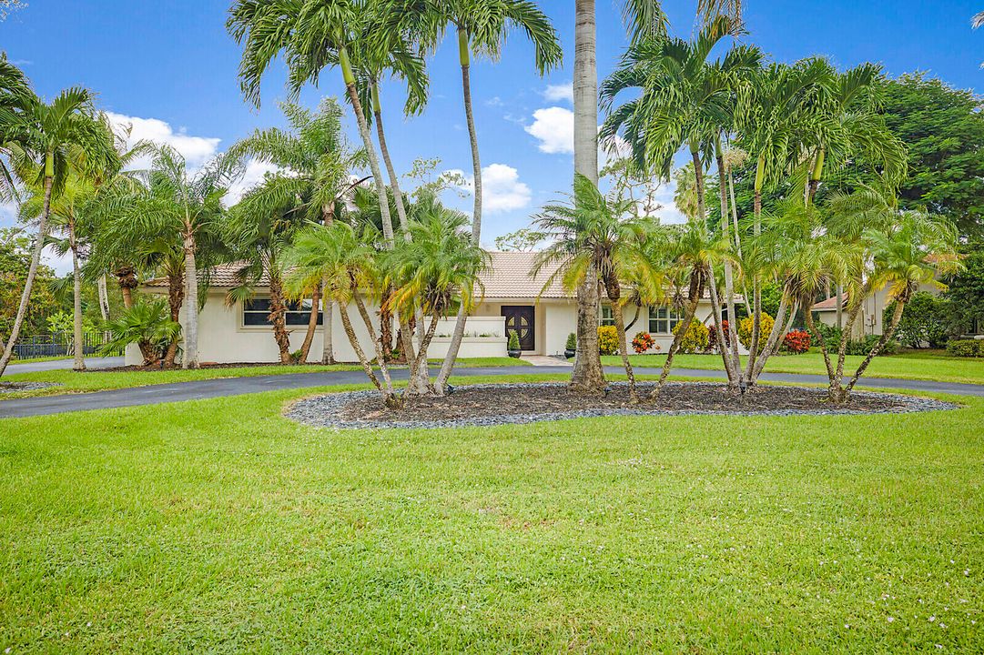 合同活跃: $1,325,000 (4 贝兹, 2 浴室, 2807 平方英尺)