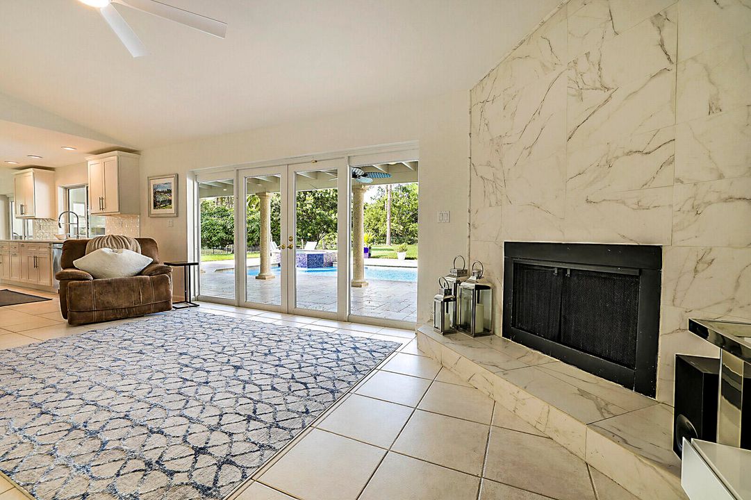 合同活跃: $1,325,000 (4 贝兹, 2 浴室, 2807 平方英尺)