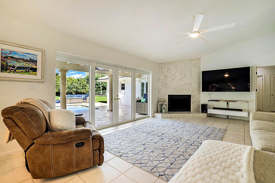 合同活跃: $1,325,000 (4 贝兹, 2 浴室, 2807 平方英尺)