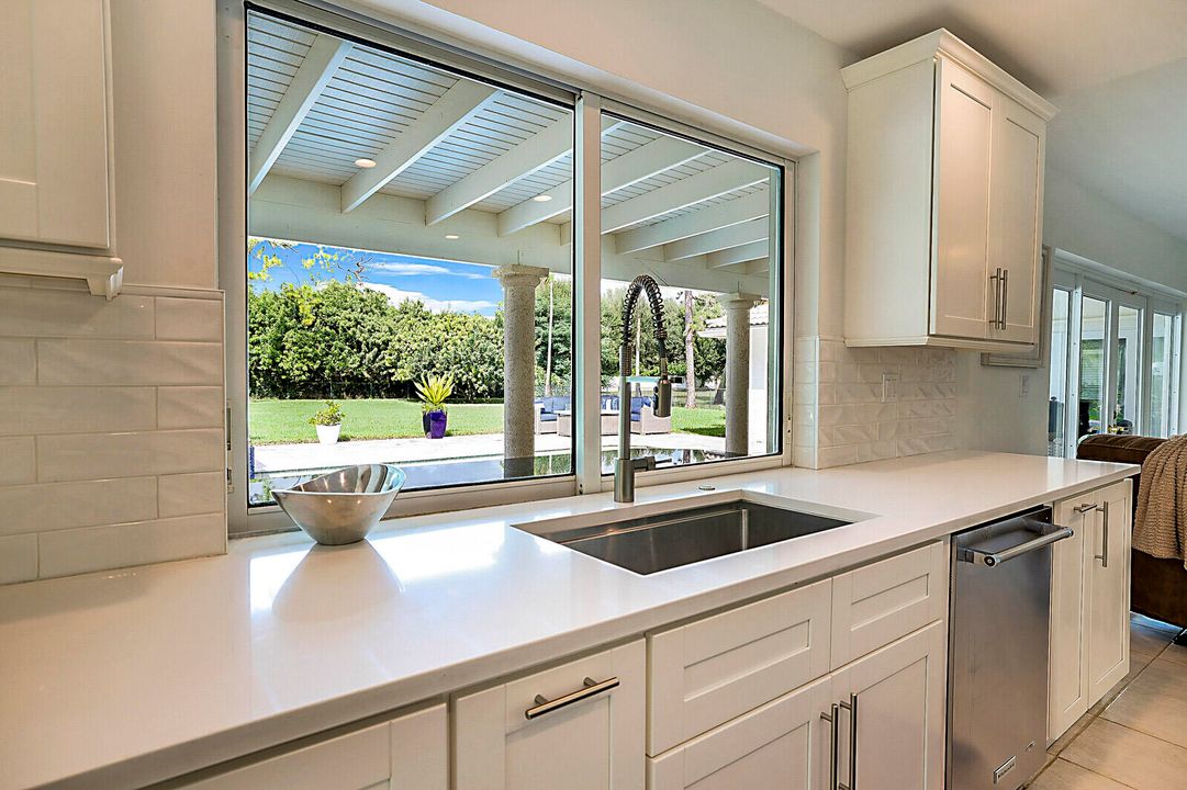 合同活跃: $1,325,000 (4 贝兹, 2 浴室, 2807 平方英尺)