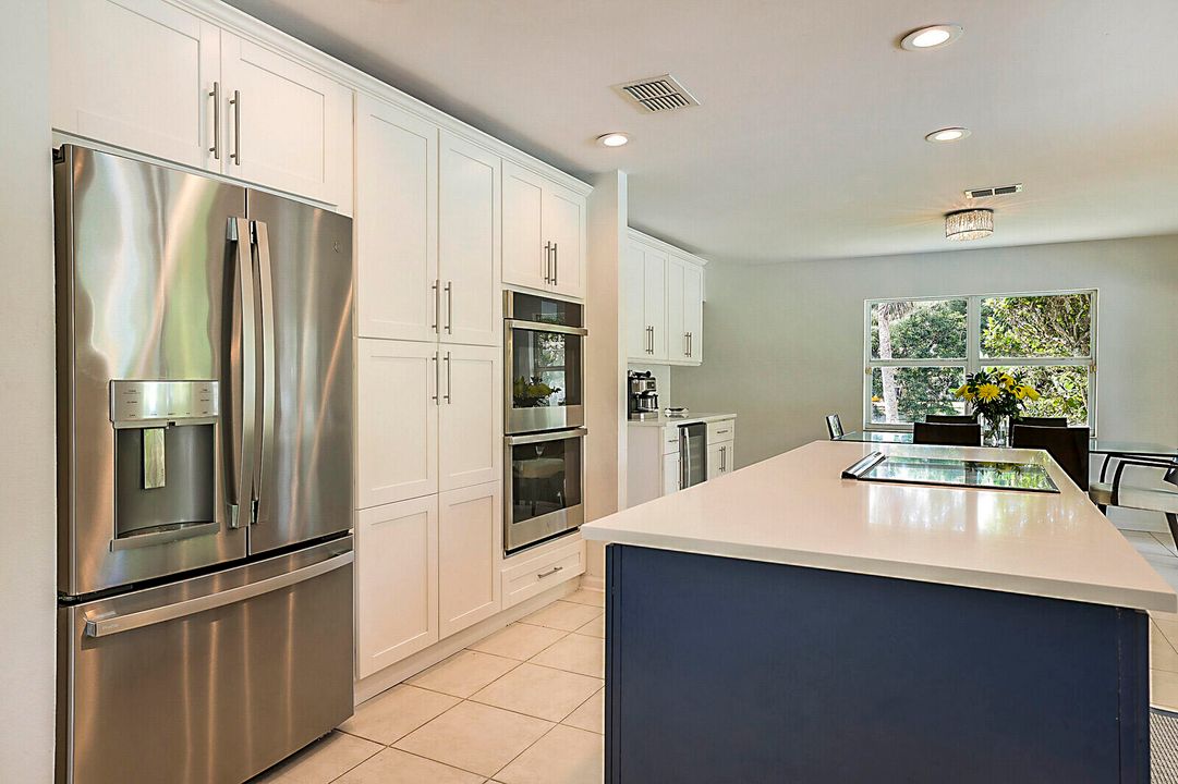 合同活跃: $1,325,000 (4 贝兹, 2 浴室, 2807 平方英尺)