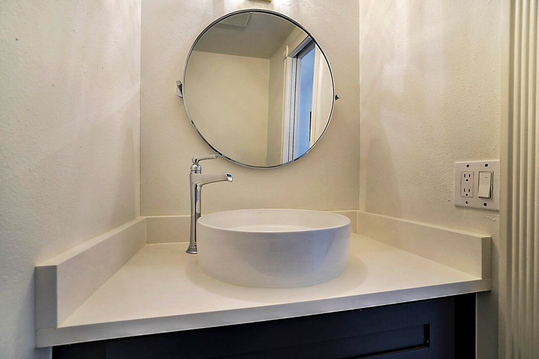 合同活跃: $1,325,000 (4 贝兹, 2 浴室, 2807 平方英尺)