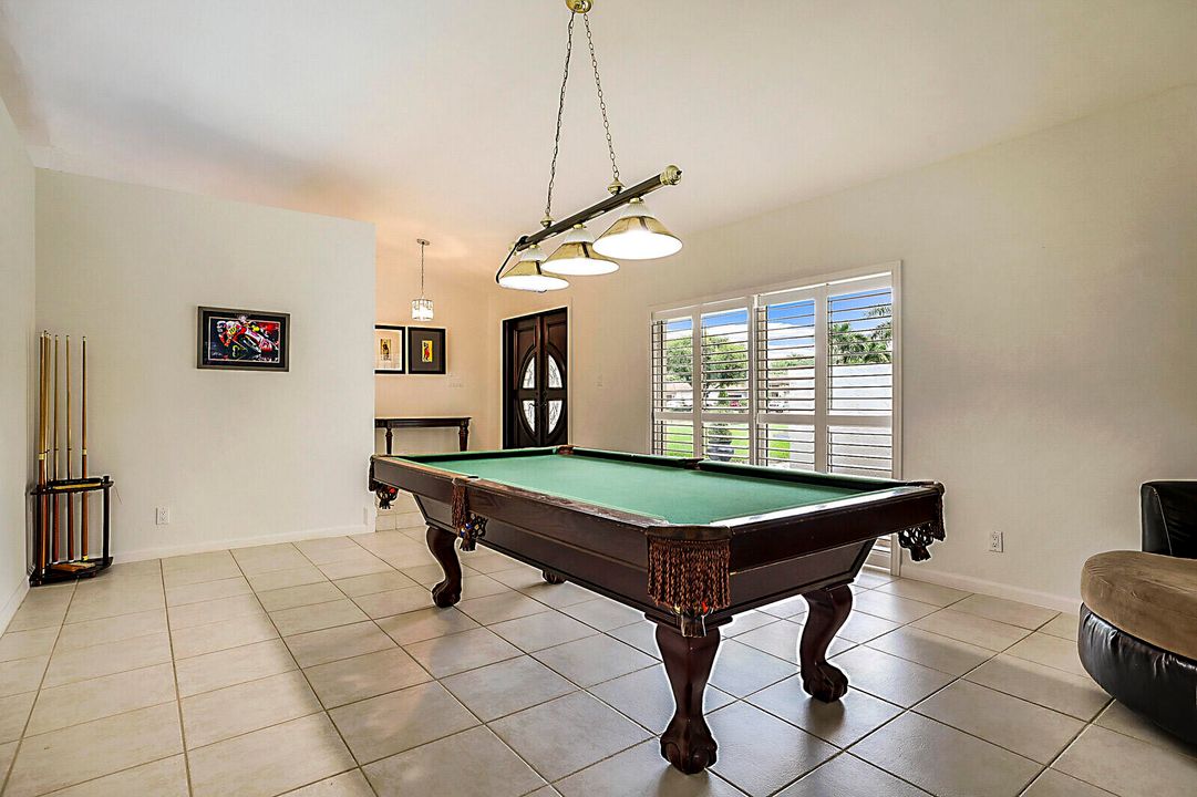 合同活跃: $1,325,000 (4 贝兹, 2 浴室, 2807 平方英尺)