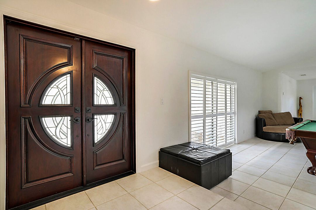 合同活跃: $1,325,000 (4 贝兹, 2 浴室, 2807 平方英尺)