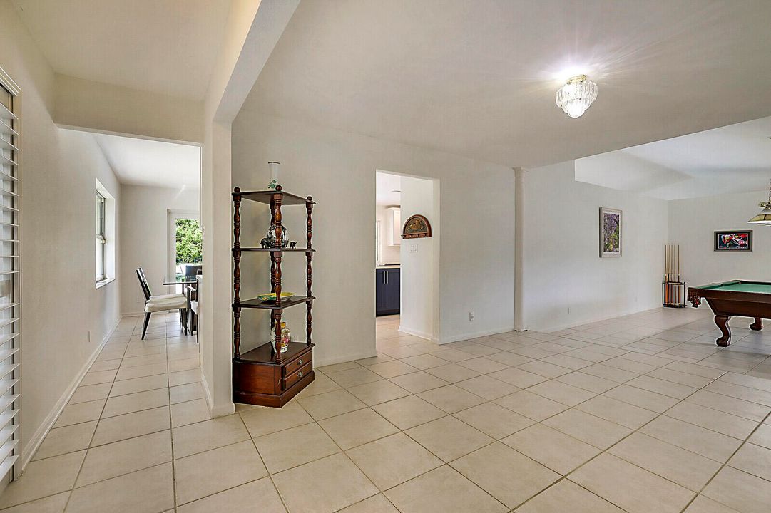 合同活跃: $1,325,000 (4 贝兹, 2 浴室, 2807 平方英尺)