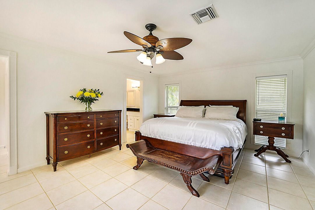 合同活跃: $1,325,000 (4 贝兹, 2 浴室, 2807 平方英尺)